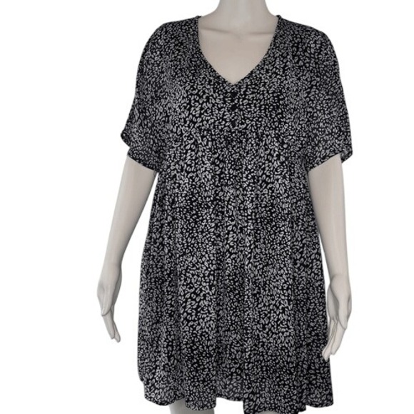 Umgee Dresses & Skirts - Umgee Black  & White Short Sleeve Dress‎